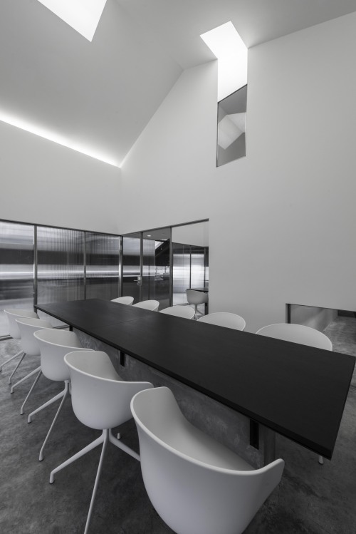 會議室作為會客、淺談等多功能區域，在設計方面一點也不
